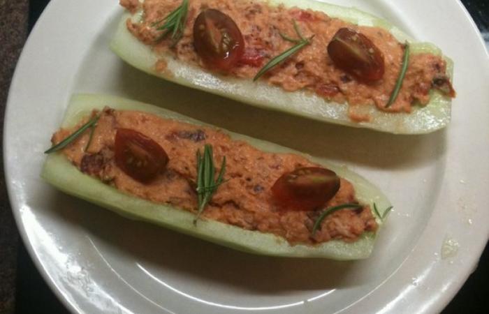 Rgime Dukan (recette minceur) : Concombre farci au thon et au saumon #dukan https://www.proteinaute.com/recette-concombre-farci-au-thon-et-au-saumon-2230.html