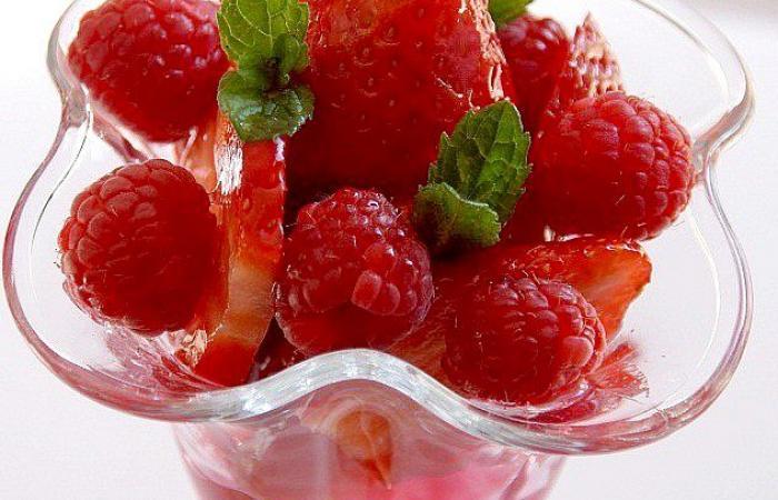 Rgime Dukan (recette minceur) : Fraises et framboises au nectar de rose #dukan https://www.proteinaute.com/recette-fraises-et-framboises-au-nectar-de-rose-8049.html