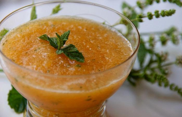 Rgime Dukan (recette minceur) : Soupe de melon  la menthe #dukan https://www.proteinaute.com/recette-soupe-de-melon-a-la-menthe-8880.html