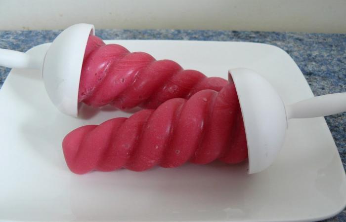 Rgime Dukan (recette minceur) : Glace rhubarbe fraise au lait de soja (sans oeufs ni lactose) #dukan https://www.proteinaute.com/recette-glace-rhubarbe-fraise-au-lait-de-soja-sans-oeufs-ni-lactose-8970.html