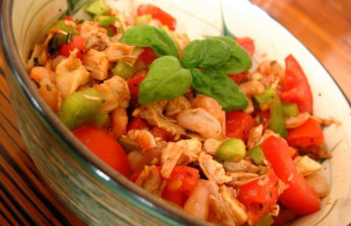 Rgime Dukan (recette minceur) : Salade de poulet rti aux crevettes et lgumes #dukan https://www.proteinaute.com/recette-salade-de-poulet-roti-aux-crevettes-et-legumes-2231.html